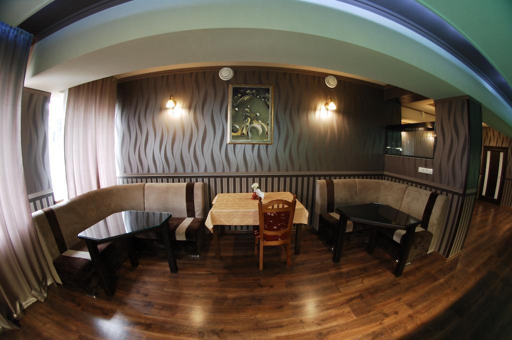 Hotel Intourist Moekatsjeve Buitenkant foto